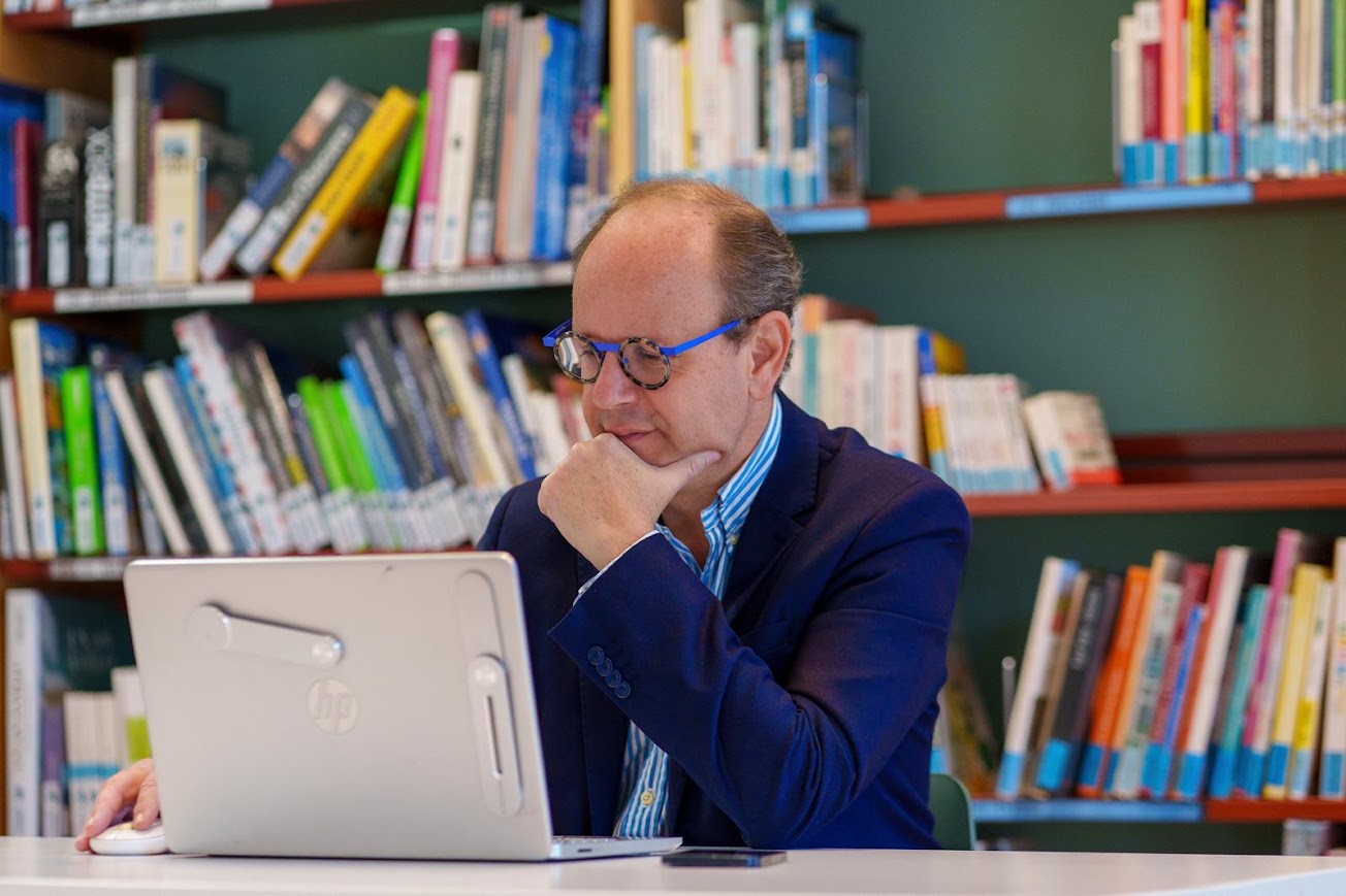 Thierry Garot, expert en accessibilité numérique, au travail devant son ordinateur